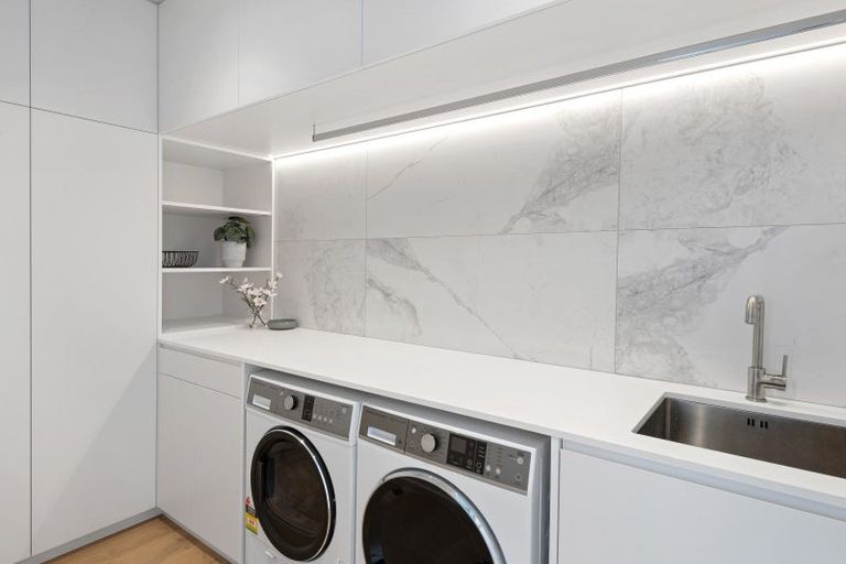 Photo of property in 32 Mount Pleasant Road, Mount Pleasant, Christchurch, 8081