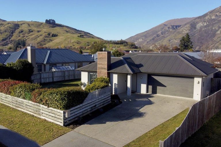 Photo of property in 28 Lochnagar Drive, Lake Hayes, Queenstown, 9304