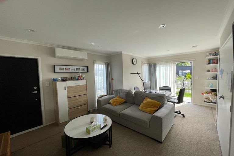 Photo of property in 12 Honour Road, Papakura, 2110