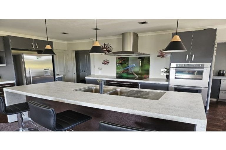 Photo of property in 94 Pohutukawa Drive, Levin, 5571