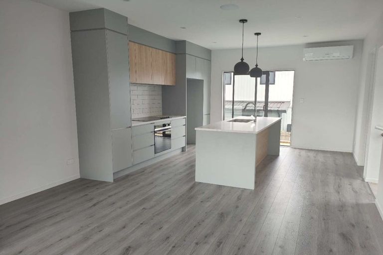 Photo of property in 8/107 Hobsonville Road, West Harbour, Auckland, 0618