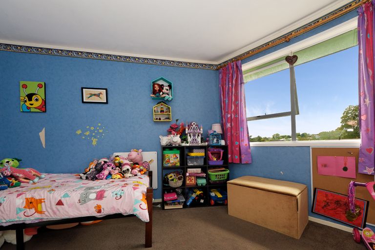 Photo of property in 4 Serwayne Place, Sunnyvale, Auckland, 0612