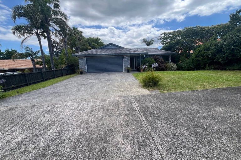 Photo of property in 15 Pinewood Grove, Botany Downs, Auckland, 2010