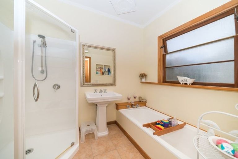 Photo of property in 10 Awatea Terrace, Hokowhitu, Palmerston North, 4410