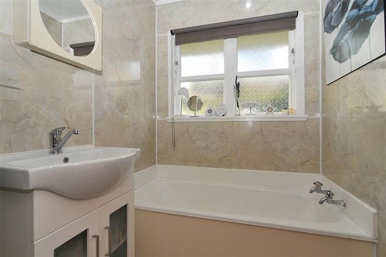 Photo of property in 10 Bellringer Crescent, Newlands, Wellington, 6037