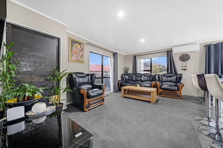 Photo of property in 2/33 Seaward Place, Wattle Downs, Auckland, 2103
