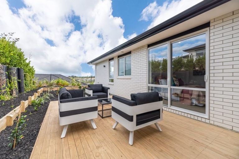 Photo of property in 17 Boocock Crescent, Orewa, 0931