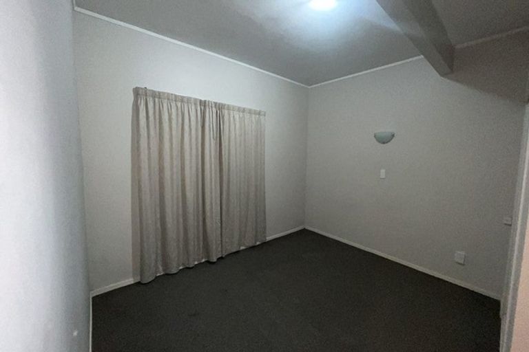 Photo of property in 5 Taupo Street, Green Bay, Auckland, 0604