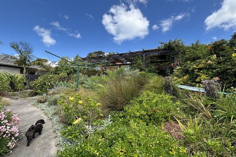 Photo of property in 63 Elliston Crescent, Stanmore Bay, Whangaparaoa, 0932