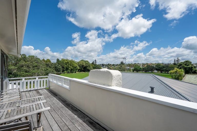 Photo of property in 2/76 Wairoa Road, Narrow Neck, Auckland, 0624