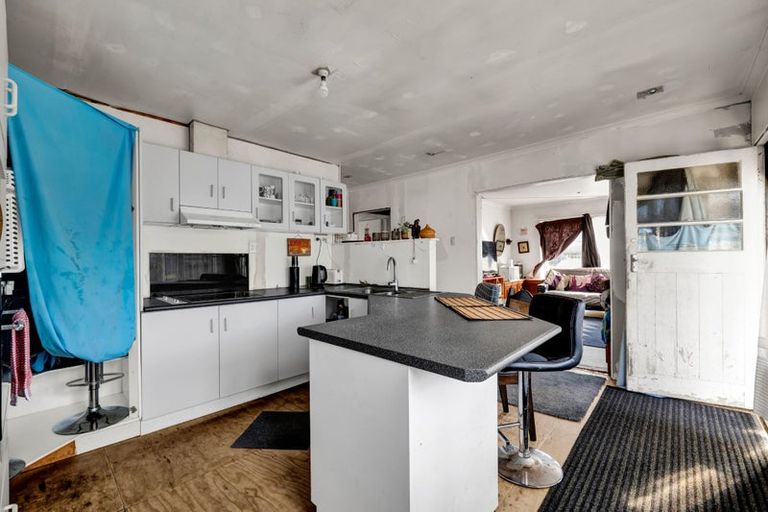 Photo of property in 93 Omata Road, Marfell, New Plymouth, 4310