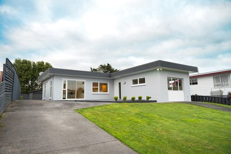 Photo of property in 17 Fernleigh Avenue, Waiuku, 2123