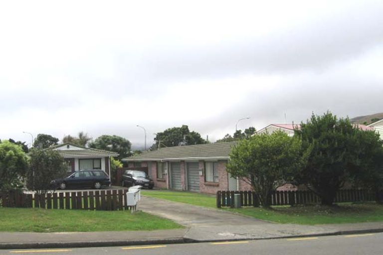 Photo of property in 3/4 Stewart Drive, Newlands, Wellington, 6037
