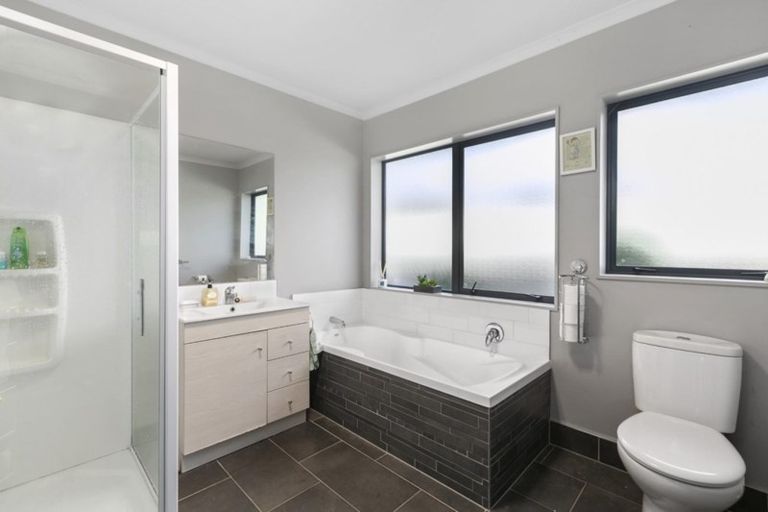 Photo of property in 8 Dumfries Place, Pyes Pa, Tauranga, 3112