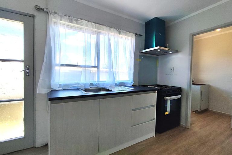 Photo of property in 2 Paton Avenue, Te Atatu South, Auckland, 0610