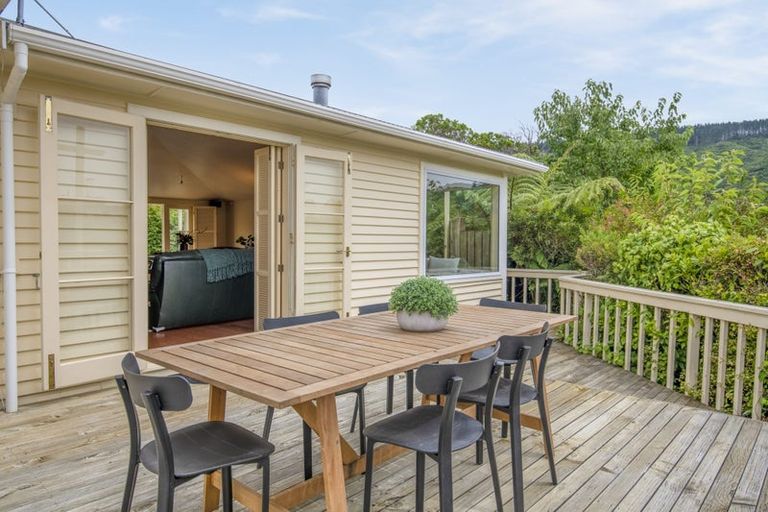 Photo of property in 5 Lyndhurst Road, Tawa, Wellington, 5028