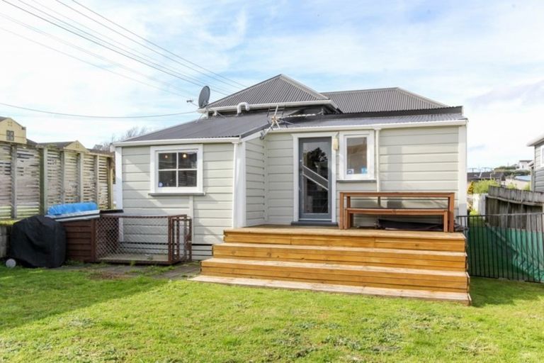 Photo of property in 2 Kingwell Street, Moturoa, New Plymouth, 4310