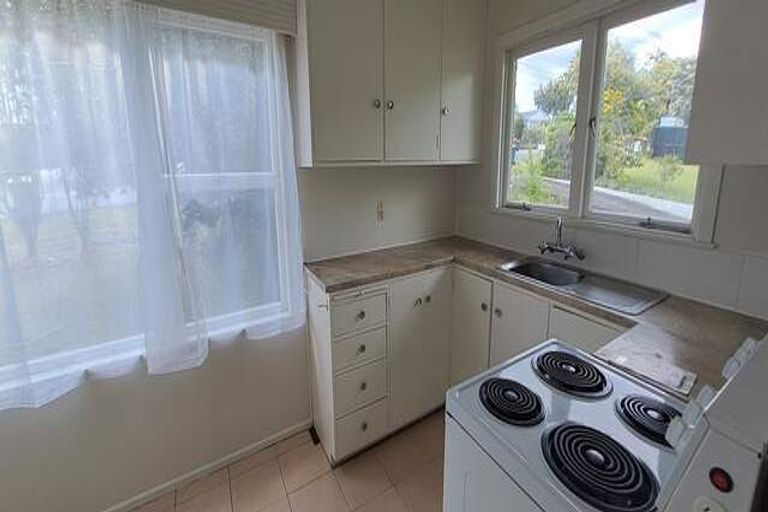 Photo of property in 1/96 Te Atatu Road, Te Atatu South, Auckland, 0610