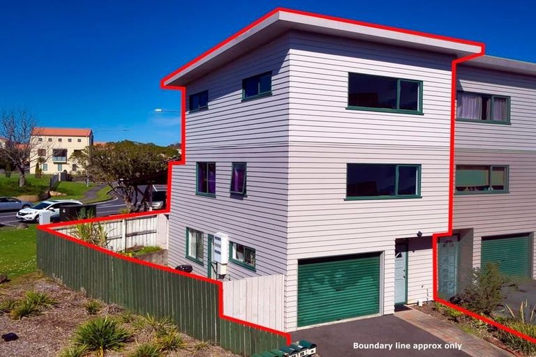 Photo of property in 20/1 Briar Way, New Lynn, Auckland, 0600