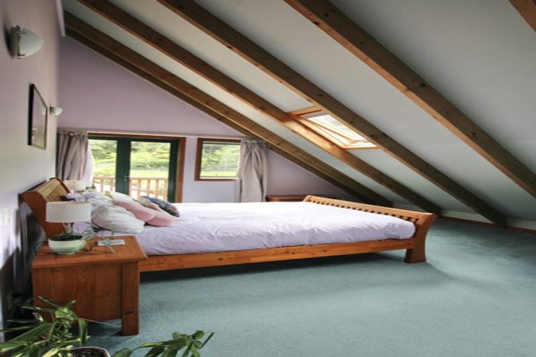 Photo of property in 2 Cascade Avenue, Waiatarua, Auckland, 0604