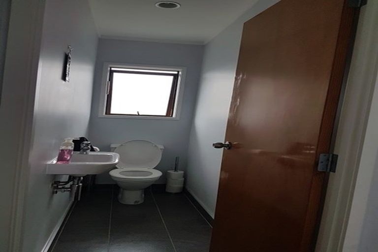 Photo of property in 2/10 Tiri View Place, Waiake, Auckland, 0630