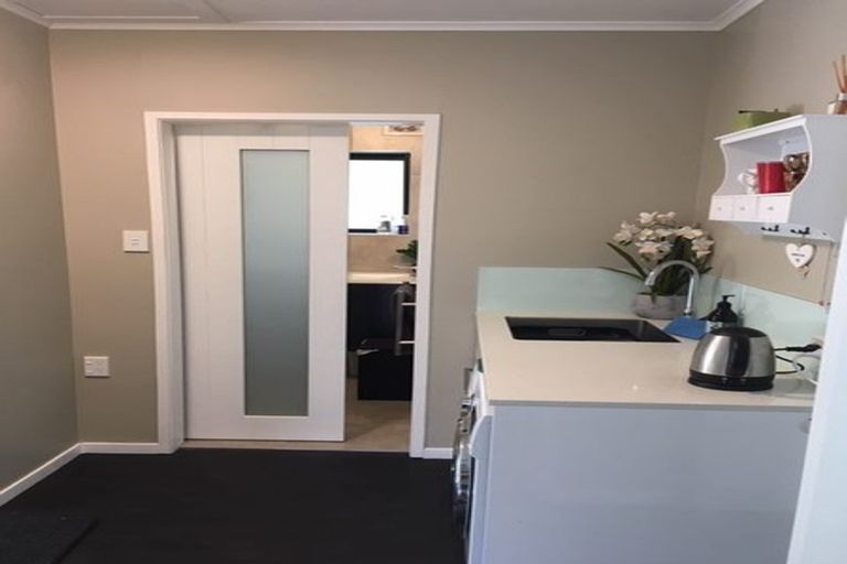 Photo of property in 2/26 Ridge Road, Waiake, Auckland, 0630