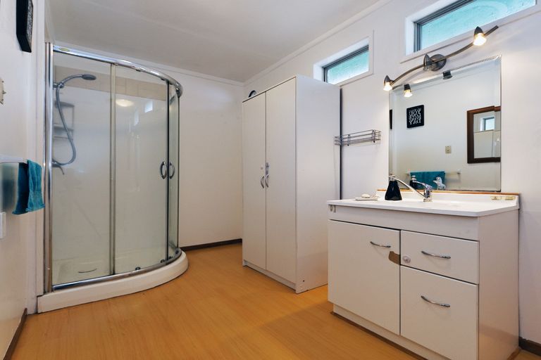 Photo of property in 4 Serwayne Place, Sunnyvale, Auckland, 0612