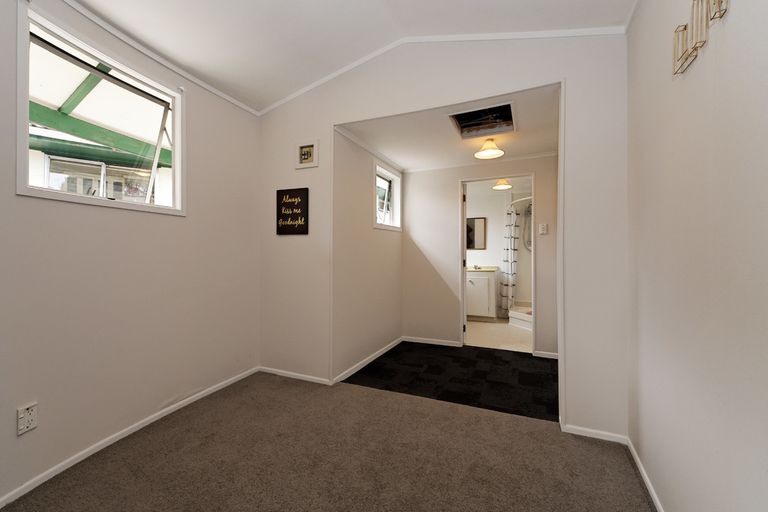 Photo of property in 4 Serwayne Place, Sunnyvale, Auckland, 0612
