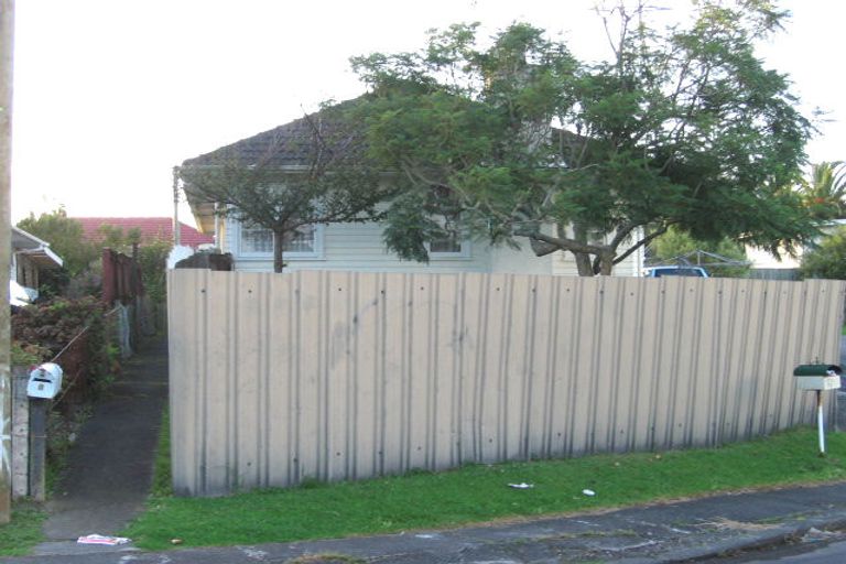 Photo of property in 8 Devon Street, Te Atatu South, Auckland, 0610