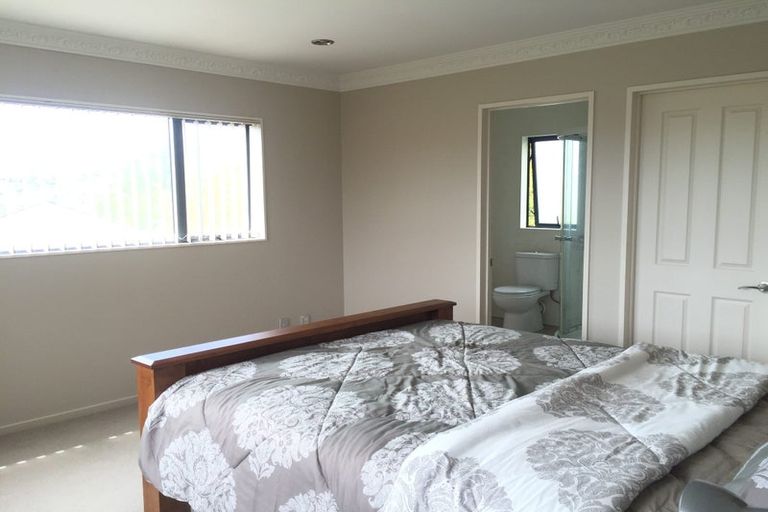 Photo of property in 1 Mana Lane, Pinehill, Auckland, 0632