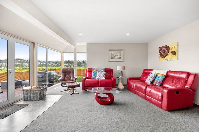 Photo of property in 32 Penryn Drive, Camborne, Porirua, 5026