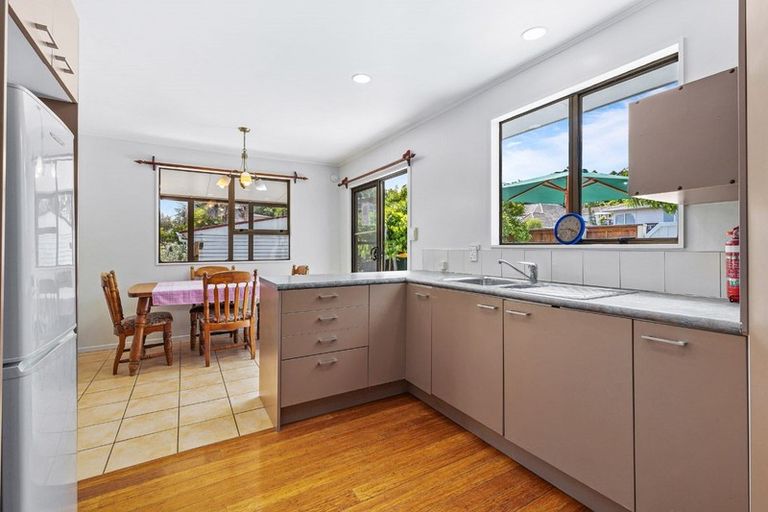 Photo of property in 2/24 Lambrown Drive, Totara Vale, Auckland, 0629