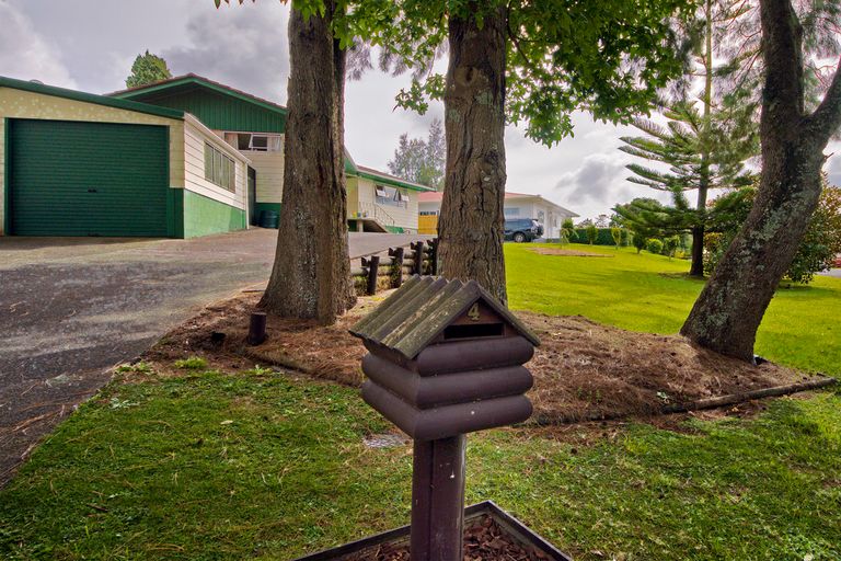 Photo of property in 4 Serwayne Place, Sunnyvale, Auckland, 0612