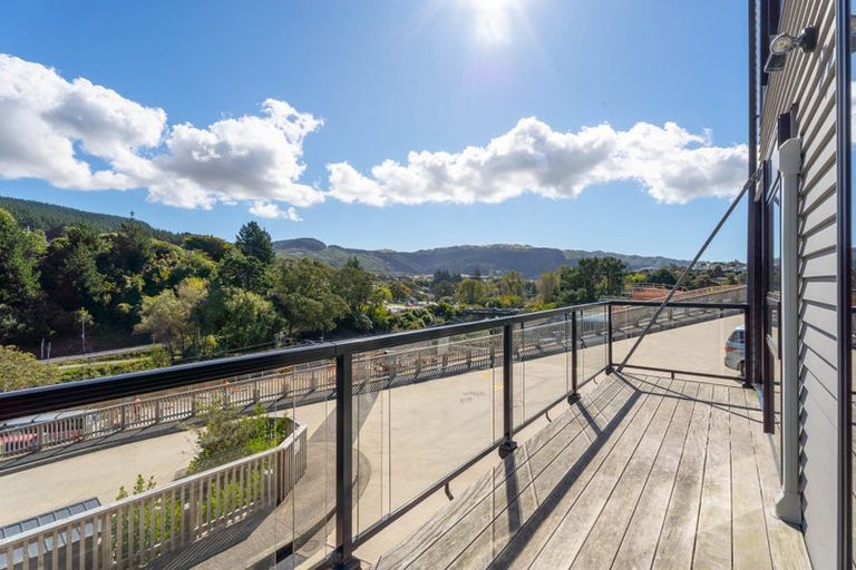 Photo of property in 2 Ara Paripari, Tawa, Wellington, 5028