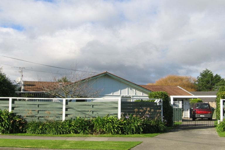Photo of property in 15 Greenaway Road, Waikanae, 5036