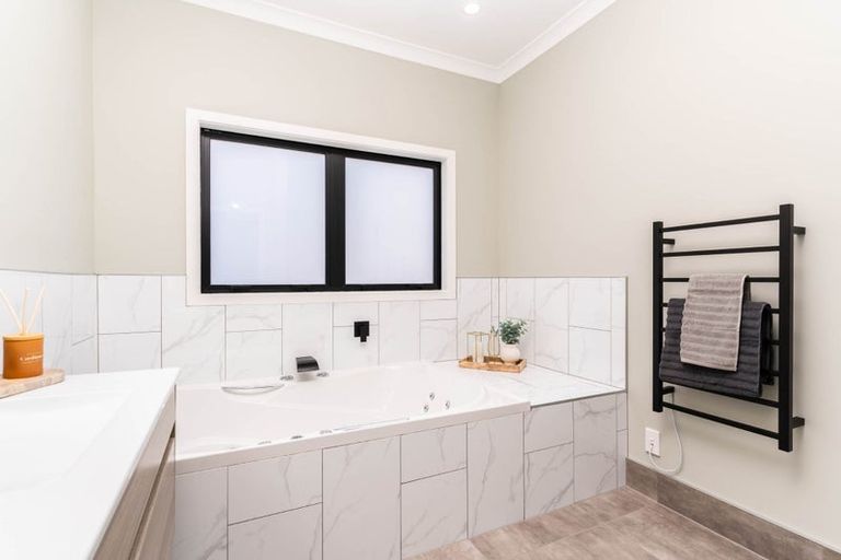 Photo of property in 28 Queen Charlotte Drive, Aotea, Porirua, 5024