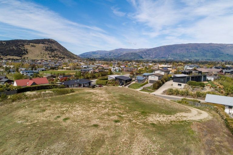Photo of property in 10 Mataraki Place, Wanaka, 9305