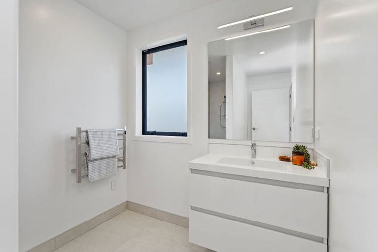 Photo of property in 8 Te Taniwha Road, One Tree Point, 0118