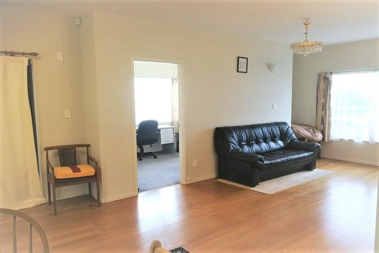 Photo of property in 1/1 Cheval Drive, Totara Vale, Auckland, 0629