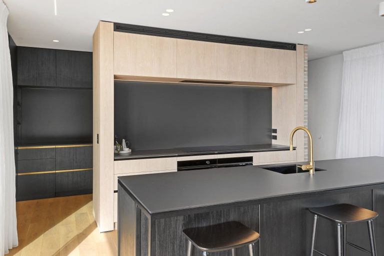 Photo of property in 32 Mount Pleasant Road, Mount Pleasant, Christchurch, 8081