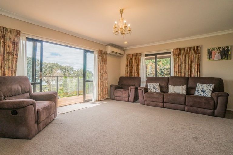 Photo of property in 27 Kiwi Esplanade, Mangere Bridge, Auckland, 2022