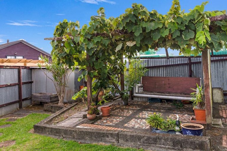 Photo of property in 32 Kirby Street, Glendene, Auckland, 0602