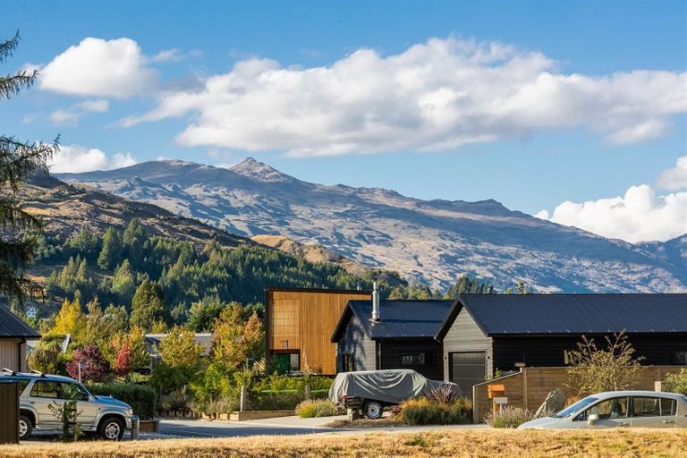 Photo of property in 12 Larchmont Close, Arthurs Point, Queenstown, 9371