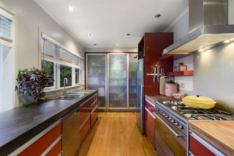 Photo of property in 24 Otakau Road, Milford, Auckland, 0620