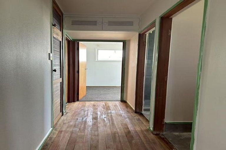 Photo of property in 77 Chilcott Road, Henderson, Auckland, 0612