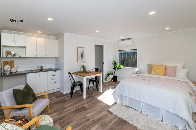 Photo of property in 52 Te Moana Road, Waikanae Beach, Waikanae, 5036