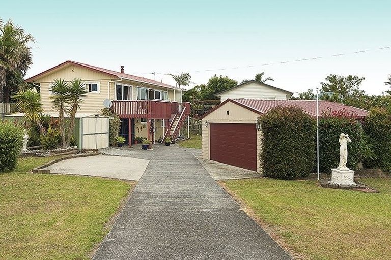 Photo of property in 18 Beach Road, Glenbrook, Waiuku, 2681