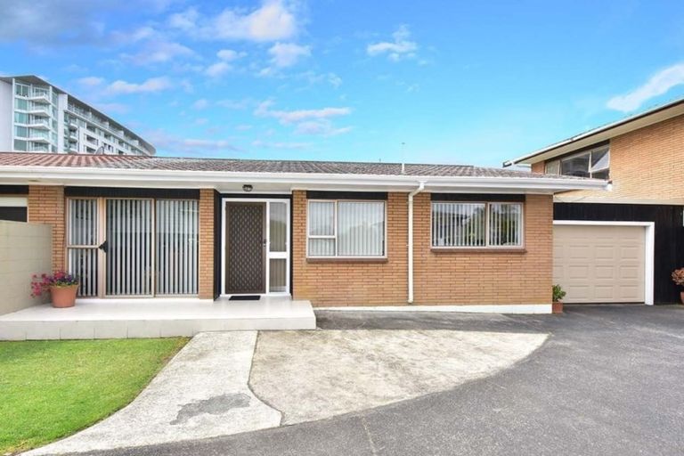 Photo of property in 2/24 Tamariki Avenue, Kelston, Auckland, 0602