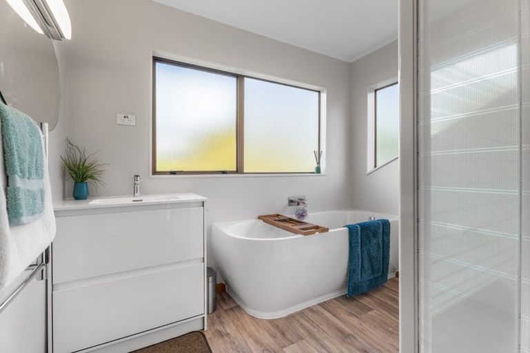 Photo of property in 11 Stevenson Way, Cockle Bay, Auckland, 2014