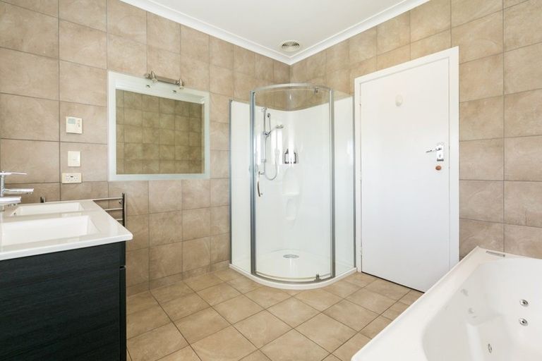 Photo of property in 2 Corwen Place, Mayfair, Hastings, 4122